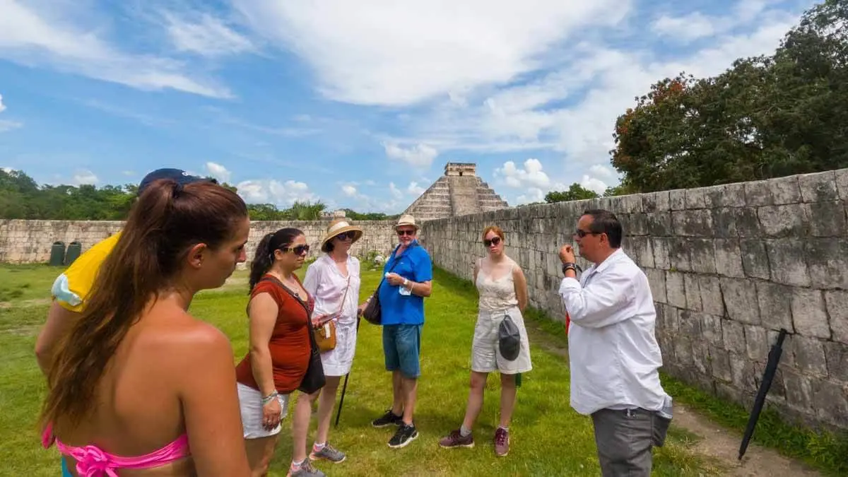 Explicacion Guia en Juego de pelota durante la excursión