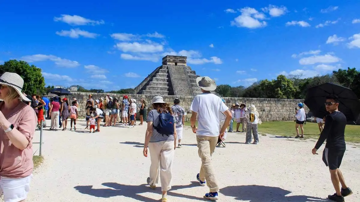 Caminando en el gran juego de pelota hacia la piramide en el horizonte