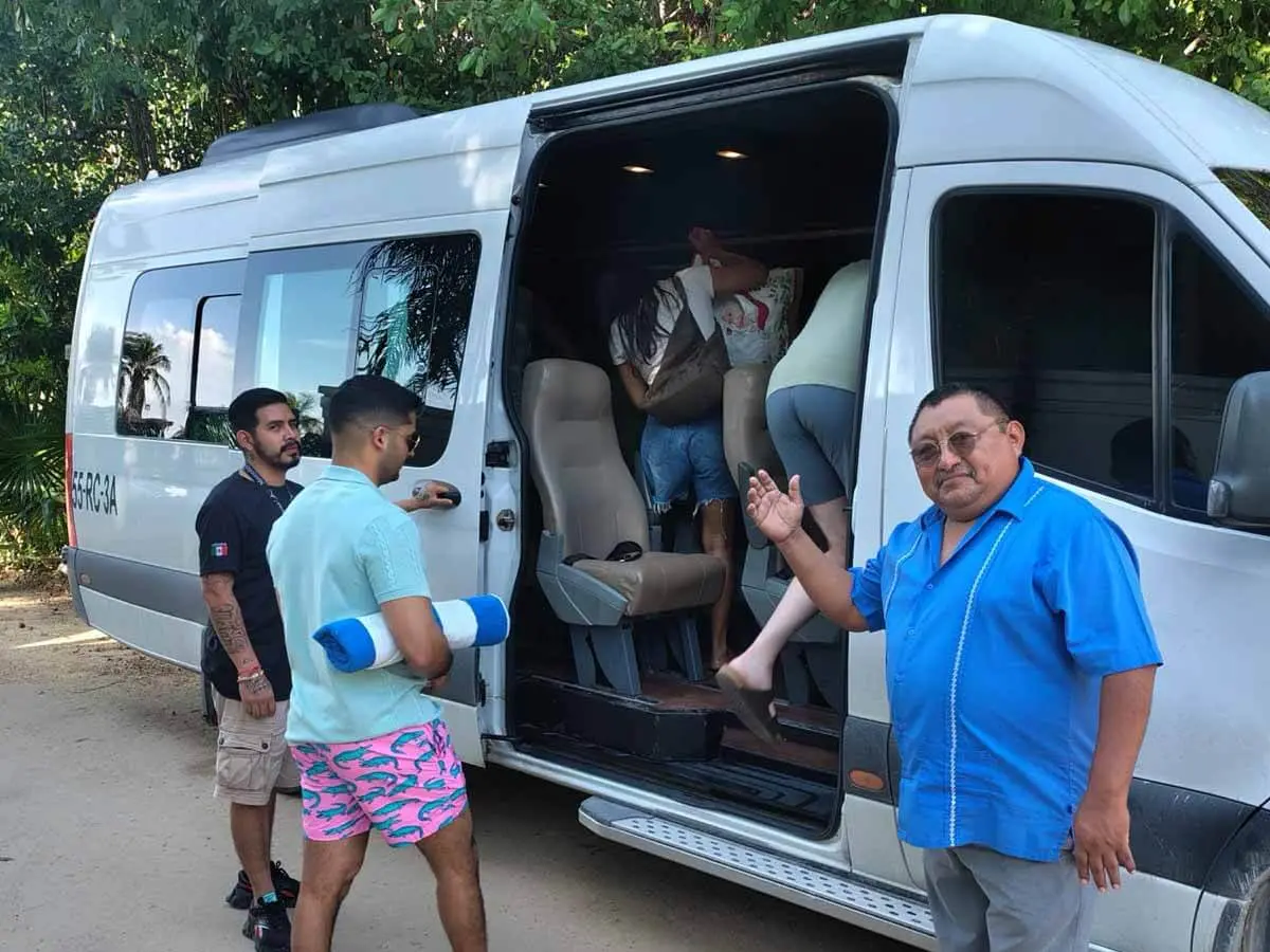 Pasando por los clientes en los hoteles para la excursion a la zona arqueologica