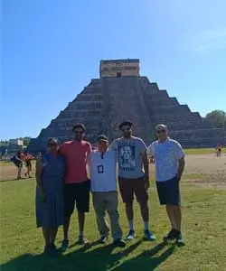 Visitantes con nuestro guia