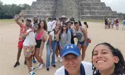 Visitantes con nuestro guia