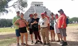 Visitantes con nuestro guia