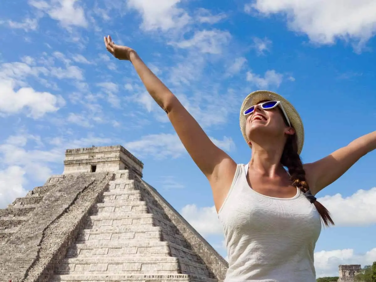 Personas disfrutando una experiencia privada a esta maravilla del mundo moderno